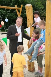 Markus Ulbig bei der Übergabe des Spielplatzes an die Kinder